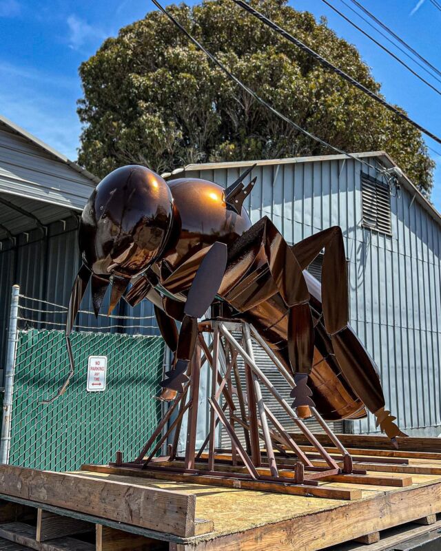 Bee Sculpture made entirely out of recycled propane tanks, by Colin Selig
🐝 Whiskey Bronze 
@prismaticpowders