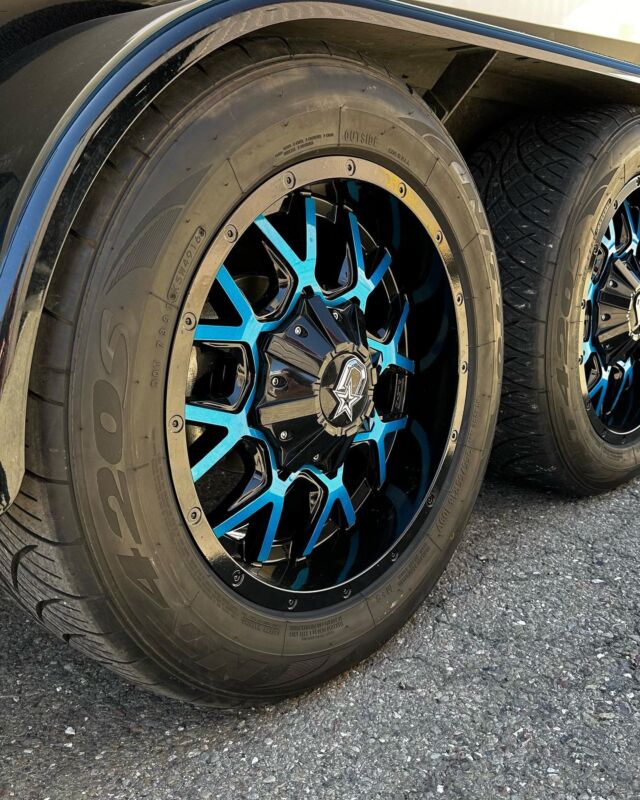 Wheels refinished for this Super Air Nautique trailer 🔥🌊
⚫️ - BK08 + BK12
🔵 - Sparkle Silver + Hawaii Blue