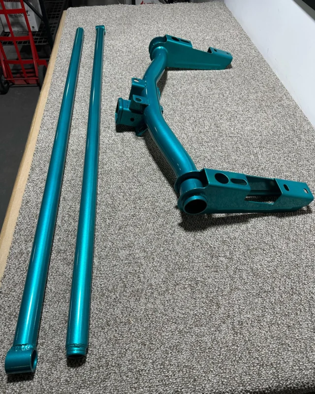 Traction Bars, Hitch Receiver & other miscellaneous parts for @jon_wolfson_125 2008 GMC Duramax. 🏁
Base Coat: Sparkle Silver
Top Coat: New Teal (Transparent)
@prismaticpowders 
.
.
.
#melrose #melrosemetalfinishing #melrosepowdercoating #powdercoating #powdercoat #duramax #duramaxdiesel #sparklesilver #newteal #teal #tealpowdercoat #tealtruck #tealliftkit #tealsuspension #tealduramax