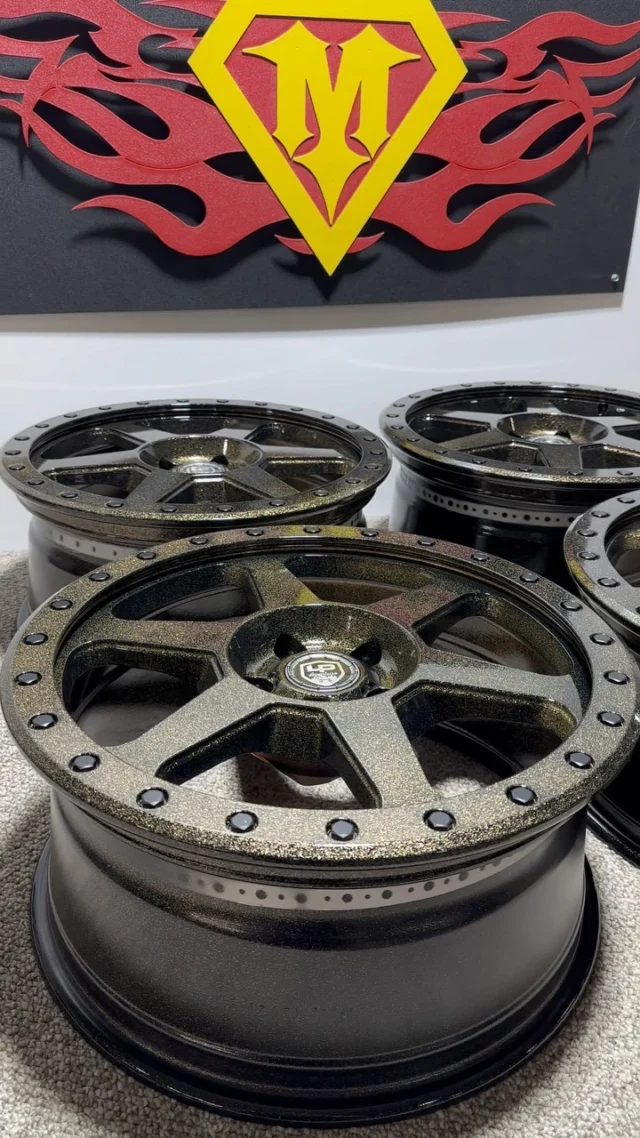 Wheel Wednesday! 🛞 
Base Coat: Ink Black
Metallic Clear: Disco Nugget
+ Additional Clear Coat 
@prismaticpowders 
.
.
.
#melrose #melrosemetalfinishing #melrosepowdercoating #powdercoating #prismaticpowders #disconugget