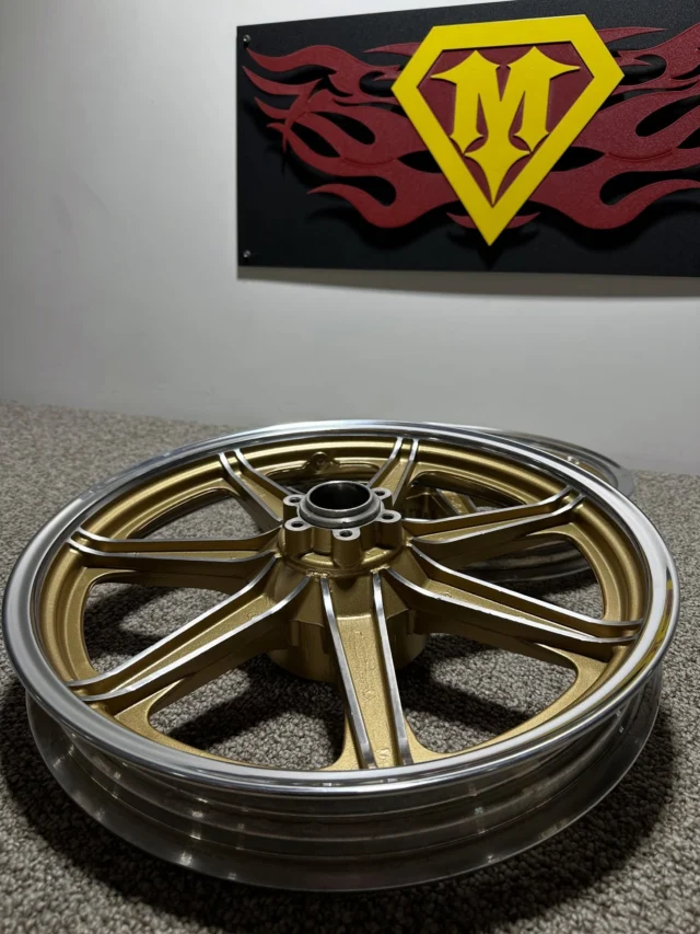 1979 RD400 Daytona Special wheels powder coated in Can-Am Gold ‘17 with wiped polished edges & lip @prismaticpowders 
#melrose #melrosemetalfinishing #melrosepowdercoating #powdercoat #powdercoating #prismatic #prismaticpowders #canamgold17 #yamaha #rd400 #daytonaspecial #1979rd400 #rd400daytona
