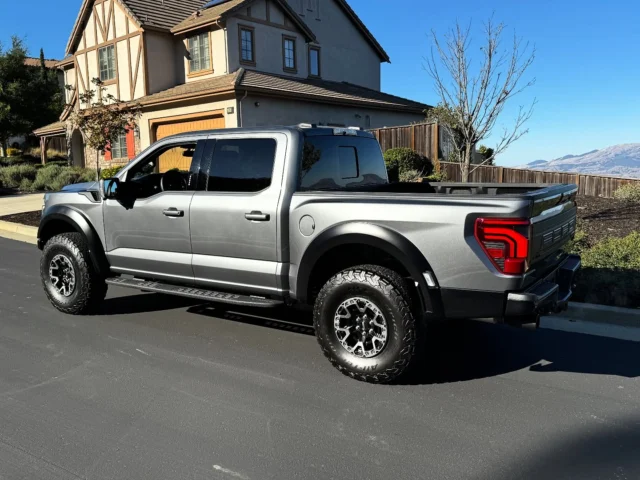 Ford Raptor R accessory wheel rings color matched in Ford Carbonized Gray M7 with a glossy clear top coat courtesy of @prismaticpowders 
#melrose #melrosemetalfinishing #melrosepowdercoating #prismaticpowders #carbonizedgray #ford #raptorr #powdercoat #powdercoating #colormatch