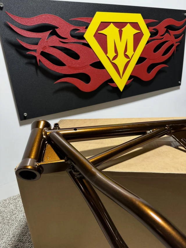 Panhead frame dialed in with @prismaticpowders Whiskey Bronze (PMB-10902) 🥃 
#melrosemetalfinishing #melrosepowdercoating #powdercoating #prismaticpowders #panhead
